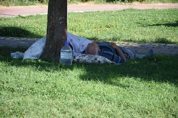 Ayrıca Malatya’da vatandaşlar deprem korkusu sebebiyle geceyi parklarda geçirdi.