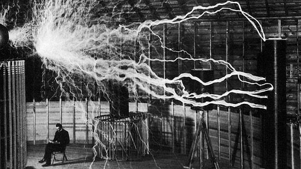 1891'de icat ettiği Tesla bobini ise kablosuz elektrik iletiminde kullanılıyor.