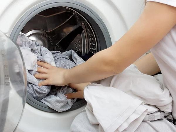 4. Şort, kapüşonlu gibi kıyafetleri çamaşır makinesine atmadan önce, iplerini gevşek bir düğümle bağlayın.