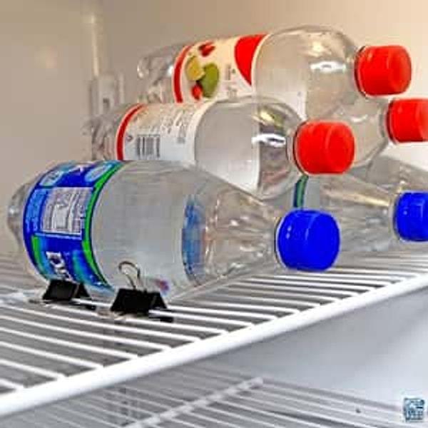 11. Buzdolabınızdaki şişelerin yuvarlanmasını önlemek için bir bağlayıcı klipsi kullanın.