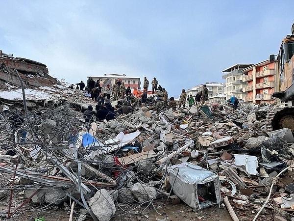 Diyarbakır ve Antalya'da sırasıyla 4.2 ve 4.5 büyüklüğünde depremler meydana geldi. Ancak bu depremlerden sonra, akşam saatlerinde Malatya'da 5.3 büyüklüğünde daha büyük bir deprem yaşandı.