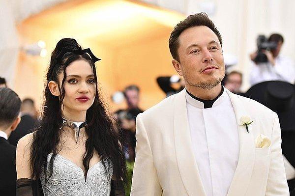 Gerçek adı Claire Elise Boucher olan Kanadalı müzisyen Grimes, SpaceX'in kurucusu 52 yaşındaki Elon Musk ile ilk kez 2018 yılında bir Twitter mesajlaşmasının ardından tanışmış ve aynı yıl Met Gala'da bir çift olarak kırmızı halıda ilk kez boy göstermişlerdi.