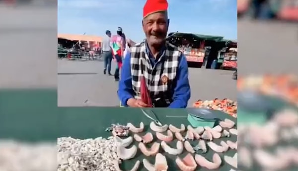 Diş tedavisi ücretleri oldukça fazla olduğu için halk, seyyar tezgahlardan kendilerine uygun takma diş satın aldığı iddia edildi.