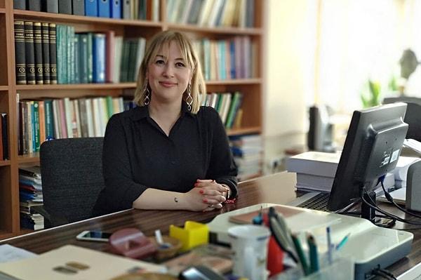 Doç. Dr. Esra Özsüer siyasi tarih ve Türk - Yunan ilişkileri hakkında çalışmalar yapan bir öğretim üyesi.