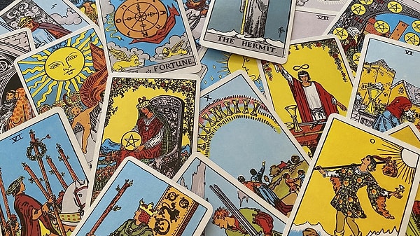 Tarot kartları, semboller ve görsel elementler içerir ve birçok farklı yorumlama tarzına dayanır. Tarot inancı da kişisel inançlara göre değişiklik gösterebilir.