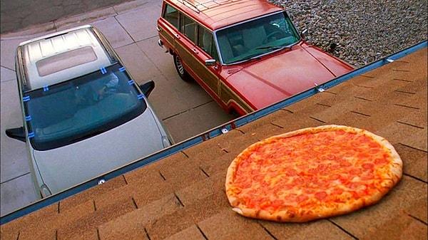 6. Breaking Bad dizisinin yaratıcısı Vince Gilligan hayranlardan, Bryan Cranston'ın sinirlenip çatıya pizza fırlattığı sahneyi tekrarlamamalarını rica etmişti.