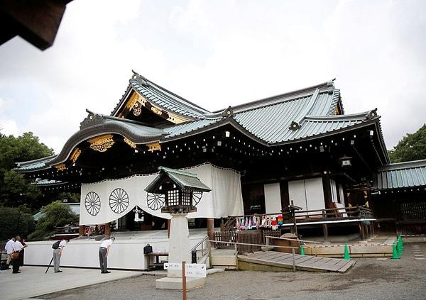 8. Japonya'nın İkinci Dünya Savaşı sırasındaki imparatoru Hirohito, savaş suçlularının gömüldüğü Yasukuni Tapınak'ını ziyaret etmeyi resmi olarak boykot etmişti.