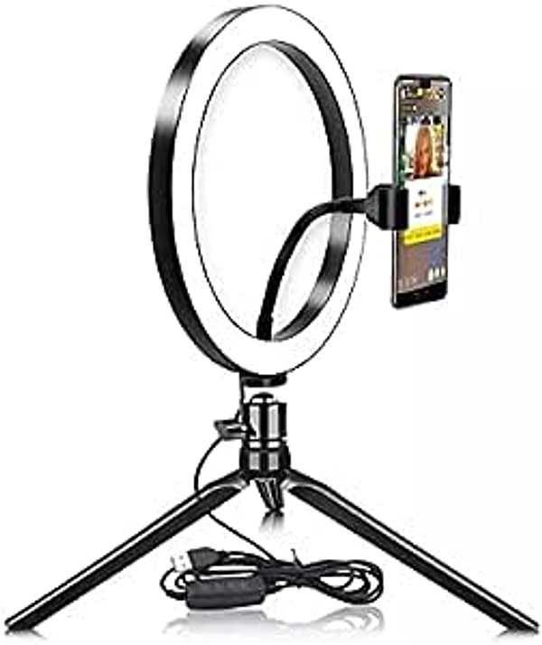 14. Zoom toplantılarında bitkin ya da karanlık gözükmemek için kullanabileceğiniz portatif bir ring light.