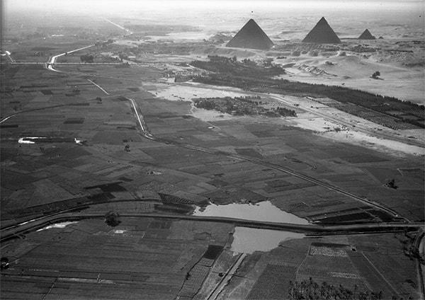 Büyük Giza Piramidi'nin köşeleri de ana yönlerle, kuzey, güney, doğu ve batı, aynı hizadadır.