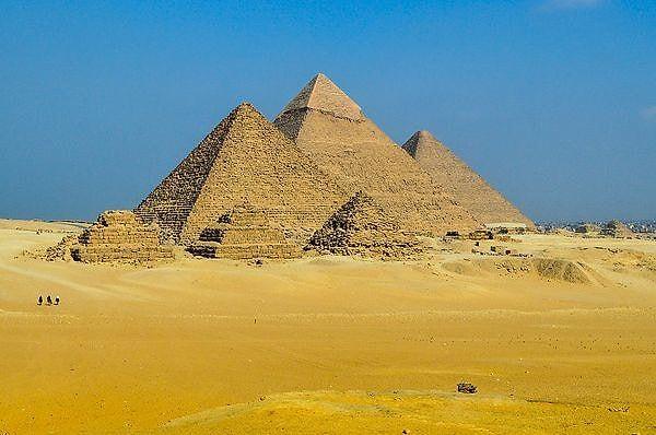 Ancak piramitler M.Ö. 2500'lü yıllarda, Eski Mısır'ın Eski Krallığı olarak adlandırılan bir dönemde inşa edilmiştir.