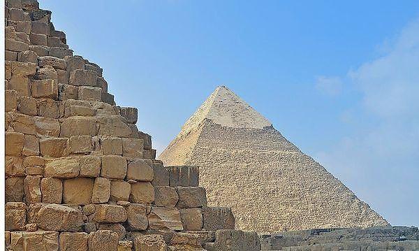 1. "Piramitlerin uzaylılar tarafından inşaa edildiğine kesinlikle inanmıştı."