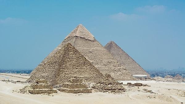 Dolayısıyla, piramitlerin göksel bir öneme sahip olduğu ve gökyüzüne hakimiyet düşünülerek inşa edildikleri açıktır.