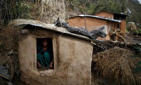 Nepal'de 16 yaşındaki bir kız çocuğu, adet gören kadınların evlerinin dışındaki kulübelerde kalmaya zorlandığı yasadışı chhaupadi uygulaması sonucu hayatını kaybetti.
