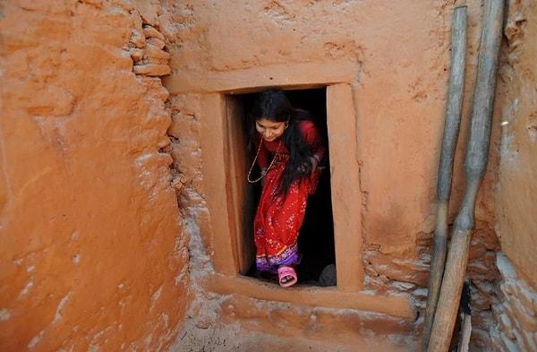 Chhaupadi, kadınların ve kız çocuklarının regl dönemleri sırasında kirli ve dokunulmaz olduklarına dair yüzyıllardır süregelen inanca dayanıyor.