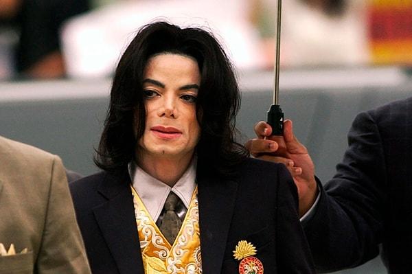 Bizler çoğu zaman "Ünlüler de bizim gibi insan" desek de, Michael Jackson hiçbir zaman "normal bir insanın" yaşamını yaşamadı.