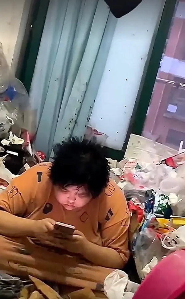 Çin'in Şantung eylaetinde yaşayan Xie isimli ev sahibi, bir yıldır çöp atmayan kiracısının dairesine girince hayatının şokunu yaşadı.