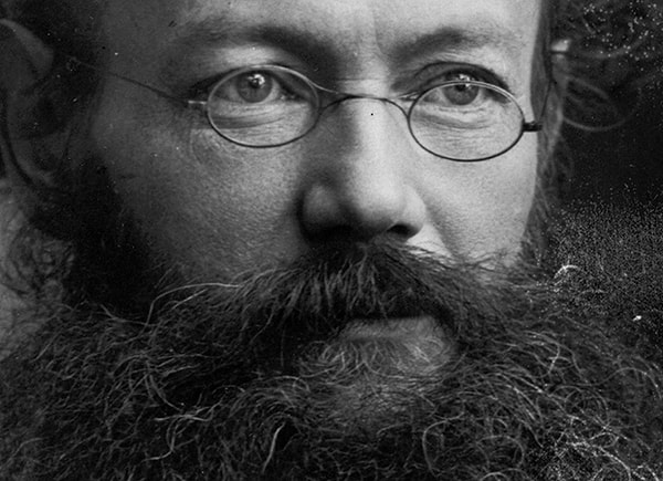 Kropotkin, 1902'de "Karşılıklı Yardım: Evrimin Bir Faktörü" adlı kitap olarak yayınlanacak olan beş makale yazdı.