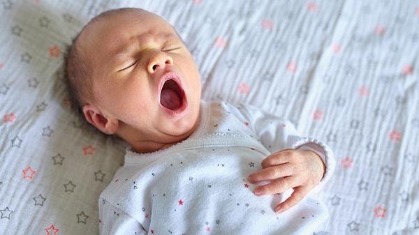 Emziğin bir başka faydası ise uykuyu desteklemesi. Emziğin sakinleştirici etkisi sayesinde bebeğinizin uykusunun bölünmesi engelleniyor ve bu sayede bebeklerin uyku kalitesi artıyor.