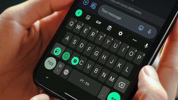 Google'ın geliştirdiği Gboard klavye modeli, yapay zeka teknolojisine borçlu olduğu yeni özellikleri ile klavye kullanmaktan sıkılan kullanıcıların imdadına yetişiyor.