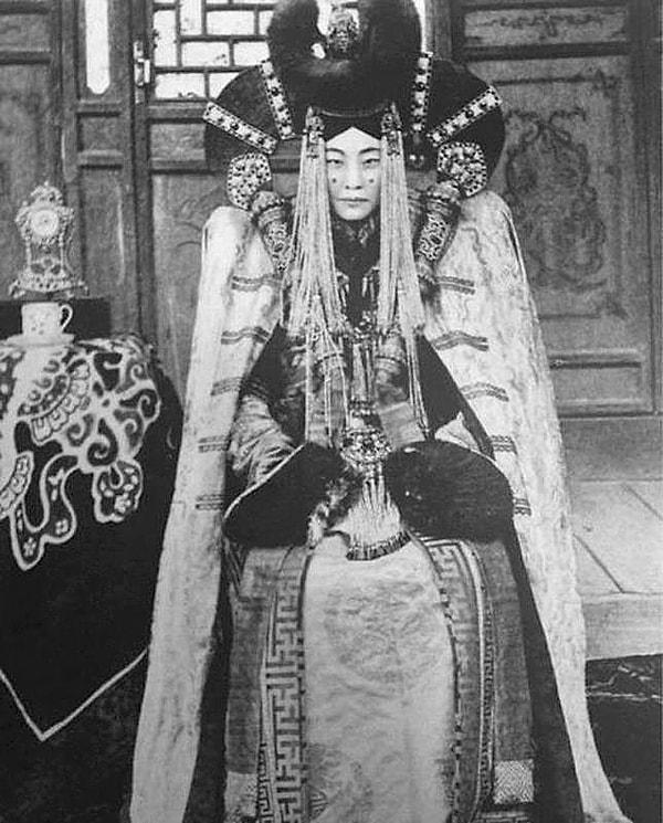 Genepil, son Moğol Hanı'nın son eşi olarak tanınır hale geldi.