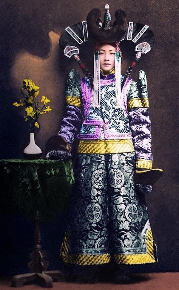 8. Jebtsundamba Khutughtu (Bogd Han olarak da bilinir) ilk eşi Ekh Dagina ile 1923'te vefatına dek birlikteydi.