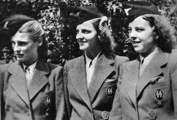 18 yaşına geldiğinde Hitler Gençliği ve Alman Kız Birliği gibi örgütlerle ilgilenmeye başlayarak SS Kadın Yardımcılar'ın eğitimine katıldı.