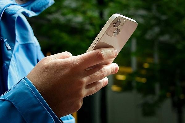 Apple analisti Jeff Pu, iOS 18'in iPhone için devrim niteliğinde bir güncelleme olacağını ve bu güncellemenin üretken yapay zeka araçlarını iPhone'lara getireceğini açıkladı.