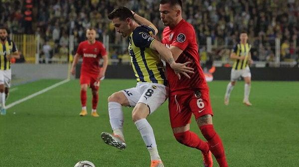 Şimdi ise koyu bir Fenerbahçe taraftarı olan Müge Anlı, Trendyol Süper Lig'in 1. haftasında Ülker Stadyumu'nda oynanan Fenerbahçe - Gaziantep FK maçını eşiyle birlikte izledi.