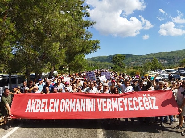 Muğla’nın Milas ilçesinde bulunan Akbelen Ormanı’ndaki ağaç katliamına karşı günlerdir köylüler ve çevrecilerin verdiği mücadele sürüyor.