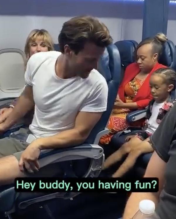 Videoda uçakta seyahat eden bir çift ve bir anneyle çocukları yer alıyor.