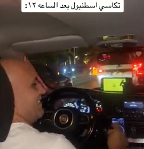 Sosyal medyada paylaşılan ve gündem olan görüntülerde, taksiye Arap müşteri alan bir taksicinin Arapça müzikler eşliğinde eğlendiği anlar görülüyor.