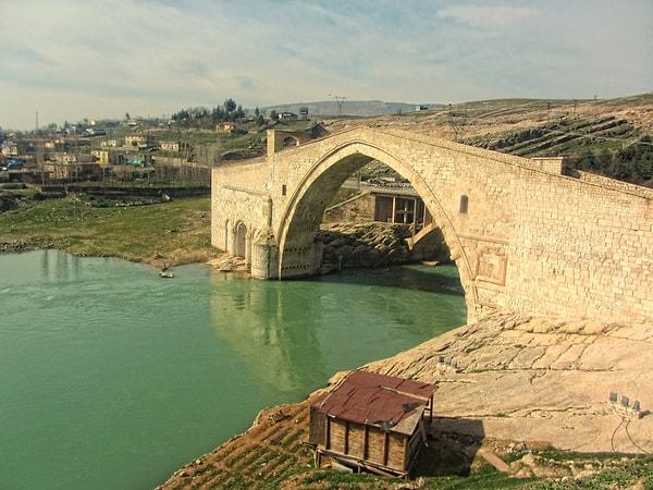 14. Batman’daki Malabadi Köprüsü ve Mardin’deki Hatuniye Medresesi, Türk devletlerinden hangisinin egemenliği dönemine aittir?