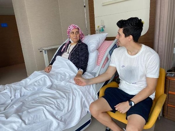 Anne Fatma Turan ise oğlunun futboldan geride kalacağından dolayı endişe ettiğini söylüyor.