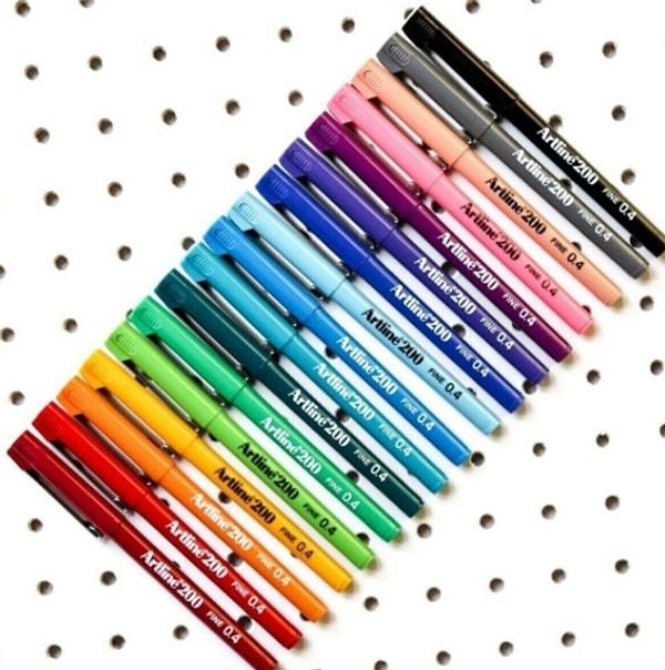 8. Artline 200 Fineliner, yazı ve çizimleriniz için ideal bir kalem seti sunuyor.