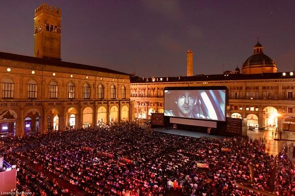 İtalya'da bir yaz akşamı, açık hava sinemasında gösterilen "Drive" filmi: Bu ambiyans herkesi mest etti...