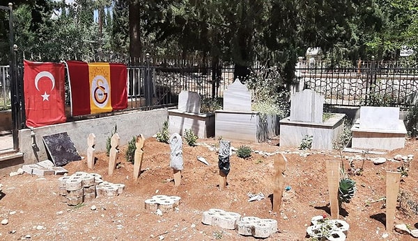 Galatasaray'ın şampiyon olmasının ardından mezarlıklar sarı-kırmızı bayraklarla donatılmıştı...