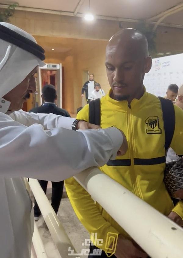 46.7 milyon Euro karşılığında Suudi Arabistan'ın yolunu tutan Fabinho, gazeteci taraftar tarafından aldığı hediyeyle şaşkına döndü.
