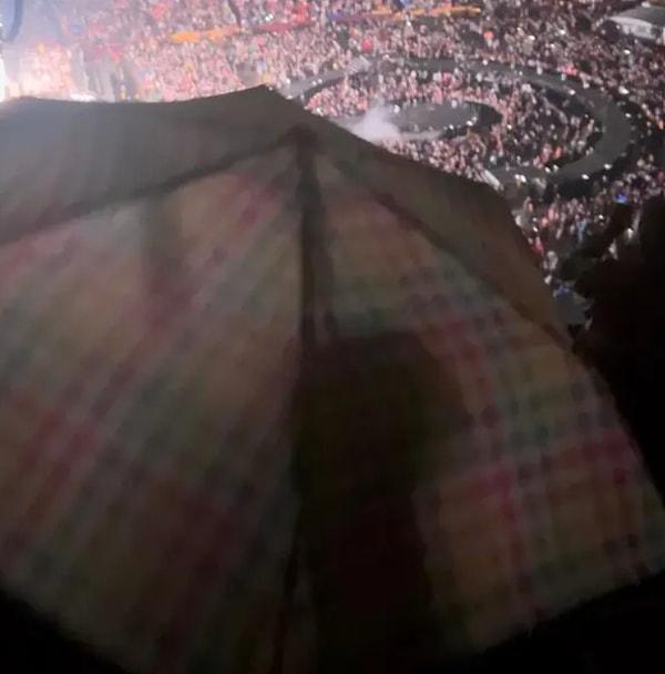 7. Konserde önünde şemsiye açılmış.