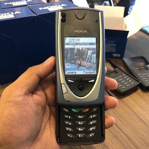 Herkesin "teknolojide son nokta" dediği renkli ekranlı ve kızaklı Nokia 7650 Türkiye'de satışa sunulmaya başladı.