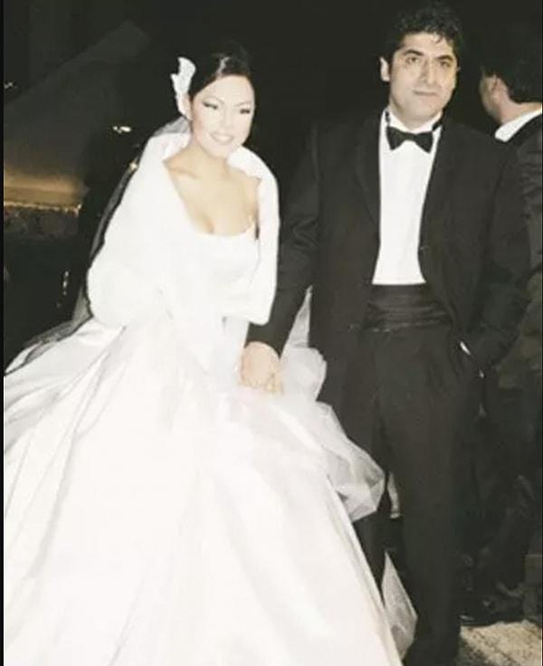 Ebru Gündeş, ünlü avukat Ömer Durak ile evlendi. "Modern Leyla ve Mecnun gibiyiz" diyen Gündeş, bu evliliğini 1 yıl dolmadan sonlandırdı.