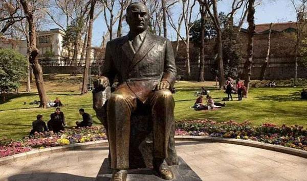 Bağış, "Cumhuriyetimizin 100’üncü yılı nedeniyle büyükelçiliğimize yakın bir parkın içinde bir Atatürk heykeli olsun istedik. Belediye Başkanı kabul etti. Sponsor bulduk. Çekya Dışişleri Bakanlığı olumlu görüş verdi. Başbakanın ulusal güvenlik danışmanından da olumlu görüş alındı. İlçe belediyesi içinde koalisyonu oluşturan küçük partilerden biri sorun çıkardı. Konuyla ilgili ilçe belediye meclisinde ara karar alındı. Belediye Başkanı ile perşembe günü yeniden görüşeceğim” açıklamasında bulundu.