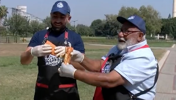 İki tostçu, güneşte ısıttıkları sacda tost yaptılar.