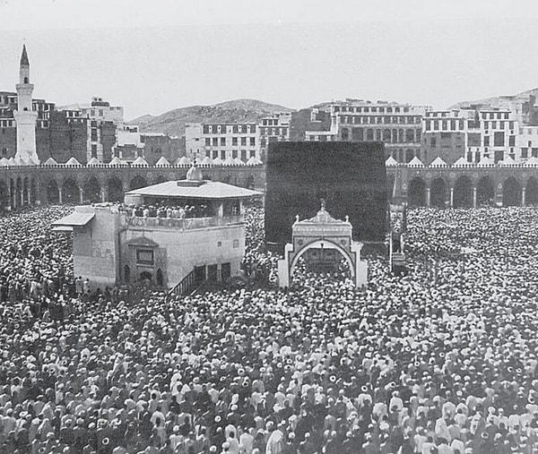 Baskın sırasında, Kâbe içerisinde 50.000 ile 100.000 arasında Müslüman rehin kaldı.
