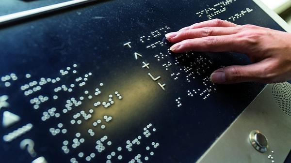 Görme engellilerin hayatını kolaylaştırmak üzere hazırlanan Braille alfabesi, birçok ortak alanda kullanılıyor.
