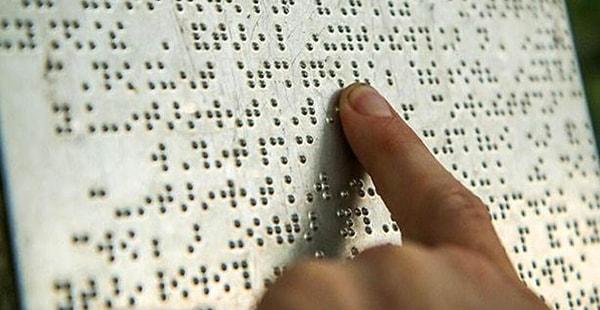 Ancak bu kez böyle bir hizmetin bile kötü niyetli kişilerce kullanılması çileden çıkardı. Balıkesir Koca Seyit Havaalanında Braille alfabesiyle yazılan yazının kabartma değil stickerla yazıldığını bir Twitter kullanıcı ifşaladı.