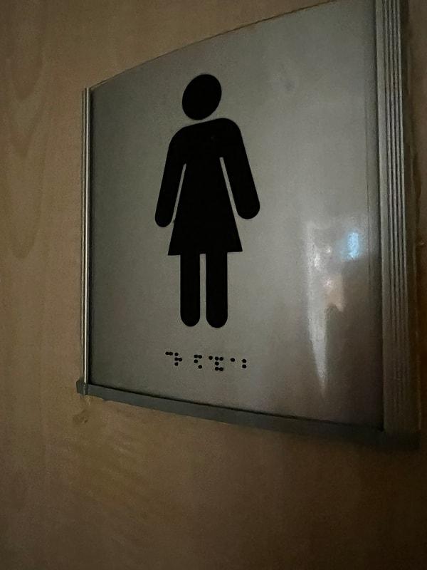Tuvaletlerde cinsiyeti belirlemek için Braille alfabesi ile "Kadın" yazıldığını zannederken dokununca bunun bir çıkıntısı olmadığını gördü.