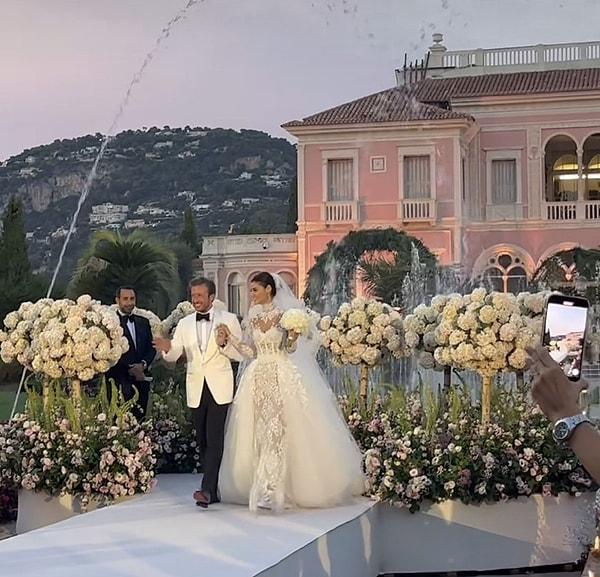 Sosyetenin etkili isimlerinden biri olan Alara Mildon'un, dillere destan düğününe İstanbul'dan da çok sayıda davetli katıldı. 3 gün 3 gece süren düğünün her anı sosyal medyada paylaşıldı.