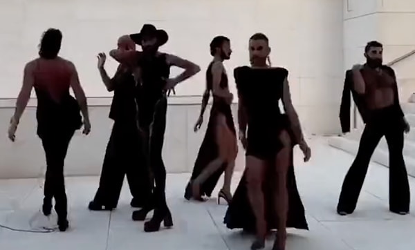Erkek mankenler videoda birbirinden şık kadın kıyafetleri giydi.
