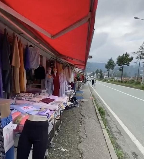 Sarp Sınır Kapısı'na giden karayolu boyunca bir sürü butik işletme var. İlçe merkezi de kıyafet satan iş yerleriyle dolu.