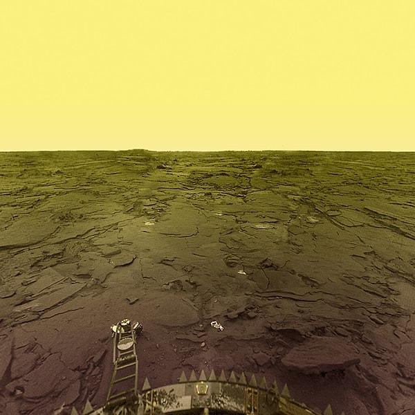 8. 40 yıl önce Venüs'ün yüzeyinden çekilmiş bir fotoğraf 👇